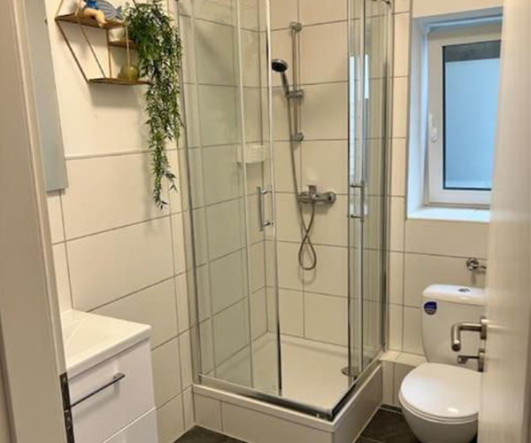 Badezimmer mit Fenster